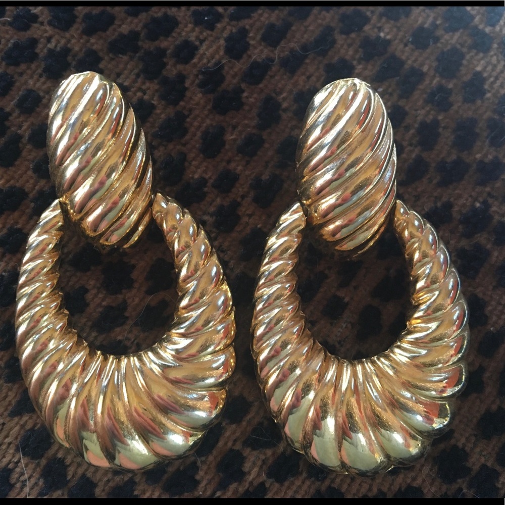 Fun gold tone pierced earrings!